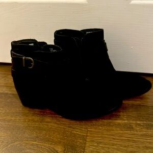 Gently worn black boots that are super comfortable to wear for any occasion